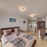 Apartcomplex Golden Bay * ラヴダ