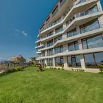 Apartcomplex Golden Bay ラヴダ