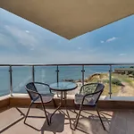 Apartcomplex Golden Bay ラヴダ