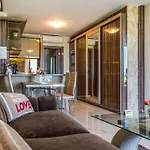 アパートホテル Apartcomplex Golden Bay ラヴダ