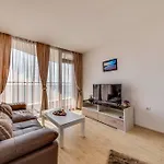 Apartcomplex Golden Bay ラヴダ