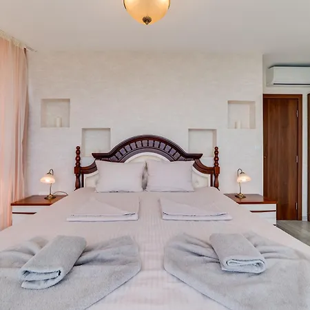 Apartcomplex Golden Bay ラヴダ