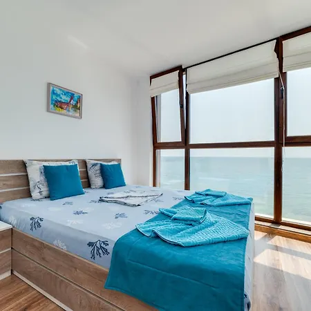 Apartcomplex Golden Bay * ラヴダ