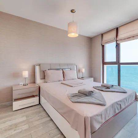 Apartcomplex Golden Bay アパートホテル