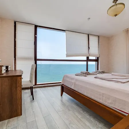 Apartcomplex Golden Bay ラヴダ